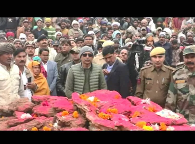 बर्थडे पर शहीद हुआ आर्मी का जवान, नवव‍िवाह‍िता ने च‍िता पर दी व‍िदाई