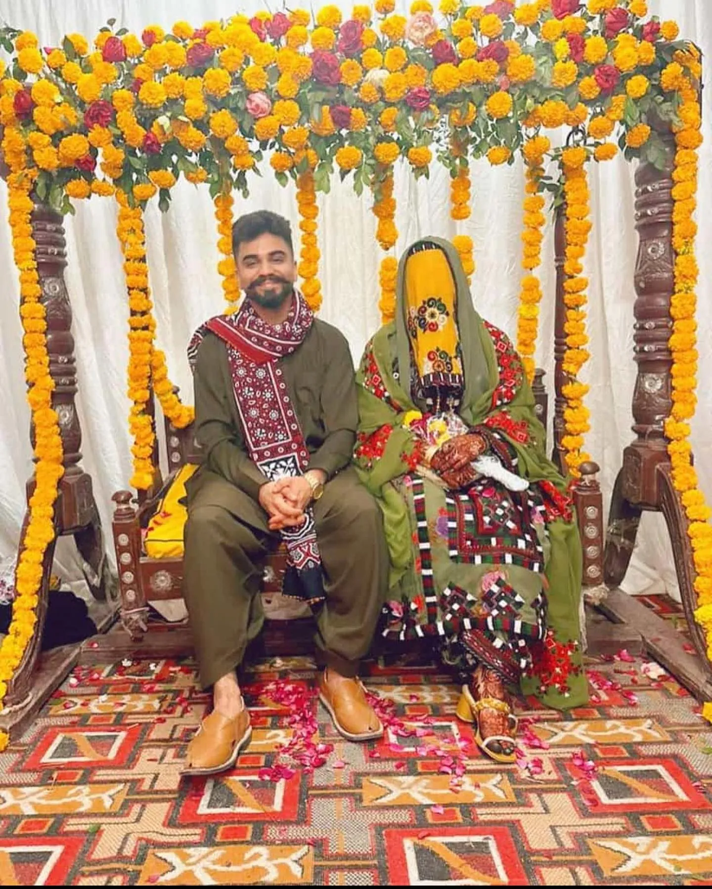 पाकिस्तानी रैपर ने किया निकाह, दुल्हन के लिबास का उड़ गया मजाक - Pakistan hijabi rapper eva b ties the knot with musician mudassar qureshi bride got trolled because of her dress