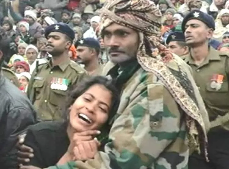 बर्थडे पर शहीद हुआ आर्मी का जवान, नवव‍िवाह‍िता ने च‍िता पर दी व‍िदाई