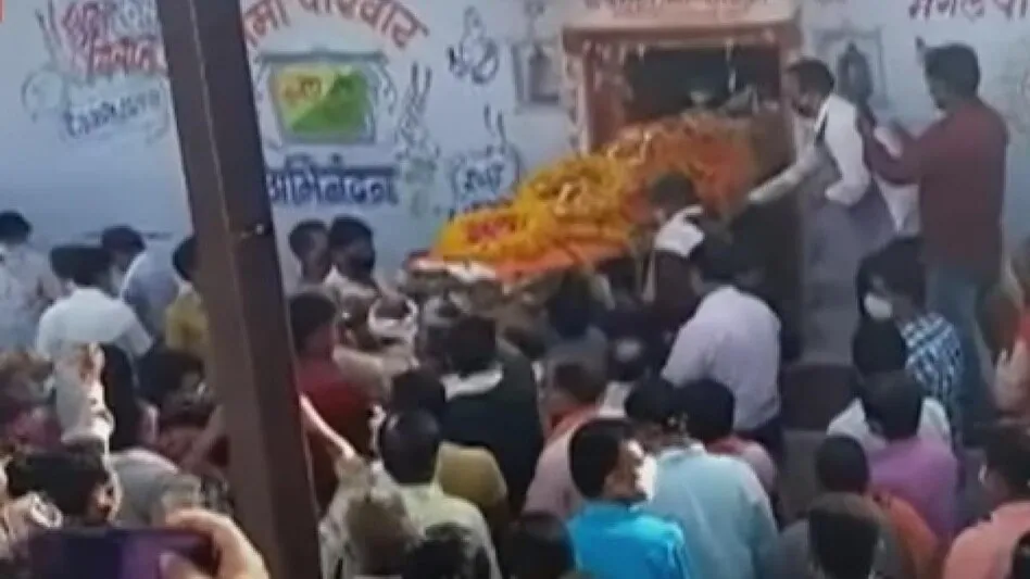 अंतिम संस्कार के दौरान उमड़ी भीड़