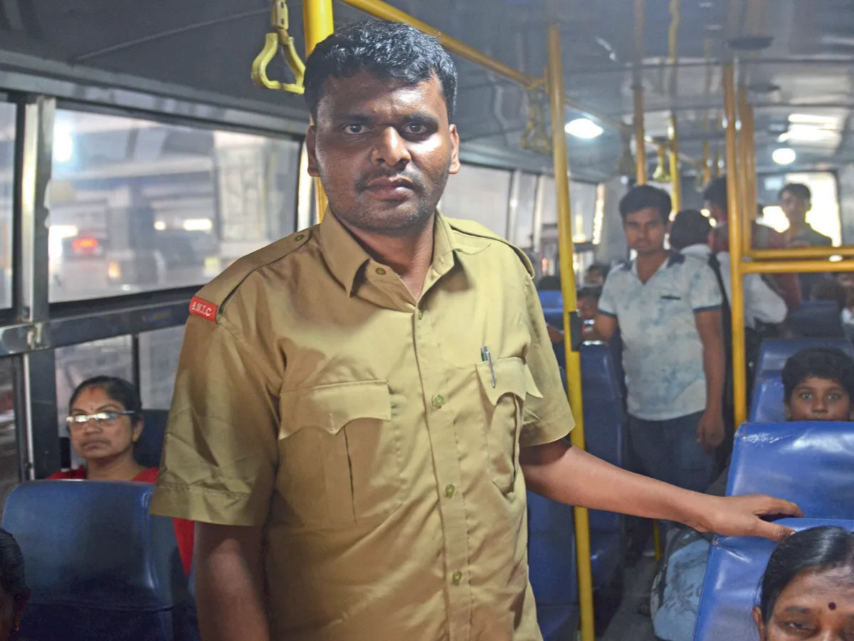 Image result for bus-conductor-from-bangalore-who-cleared-upsc-mains-exam