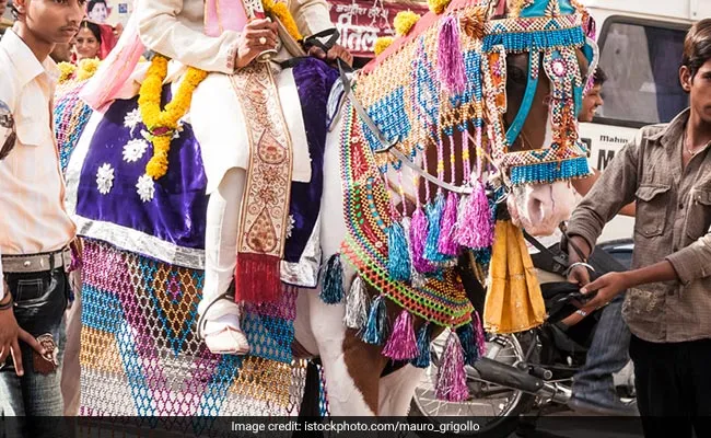 तीसरी शादी करने चला था युवक, मौके पर पहुंच गई पहली पत्नी, पीट-पीटकर कर दिया जख्मी