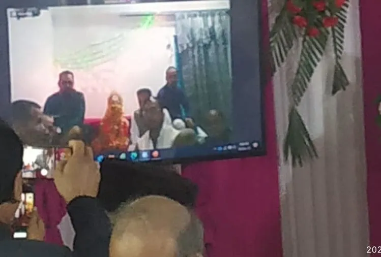 Groom In Saudi, Bride In Jaunpur, Online Marriage - सऊदी में दूल्हा, जौनपुर में दुल्हन, ऑनलाइन हुआ निकाह, वीडियो कांफ्रेंसिंग से दोनों ने किया कबूल - Amar Ujala Hindi News Live
