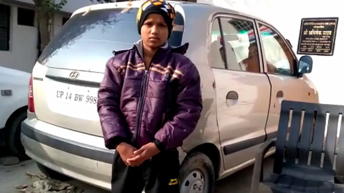 कुत्‍ते के साथ फुटपाथ पर सोता दिखा मासूम, पिता जेल में और मां छोड़कर चली गई 
