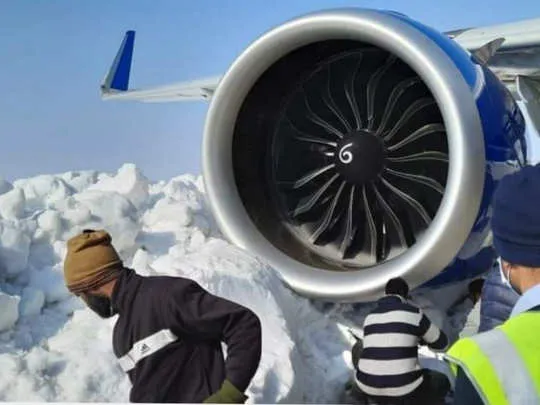 Indigo plane: श्रीनगर: एयरपोर्ट पर बड़ा हादसा टला, 233 यात्रियों को लेकर जा रहा इंडिगो का विमान बर्फ से टकराया - 233 passengers safe after indigo plane hit with snow at srinagar