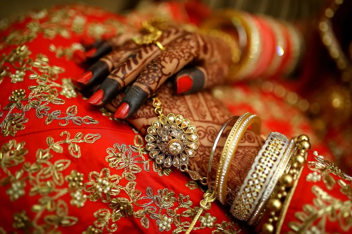Image result for Newly-wed Woman Flees In-laws' House with Cash & Jewellery Worth Rs 3 Lakh