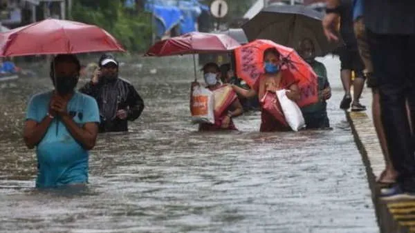 मुंबई की बारिश में रोते बेबस ...