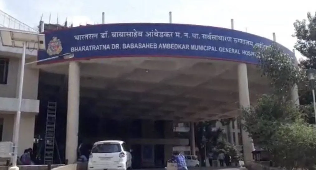मुंबई: बैग में डालकर एंबुलेंस तक ले ...