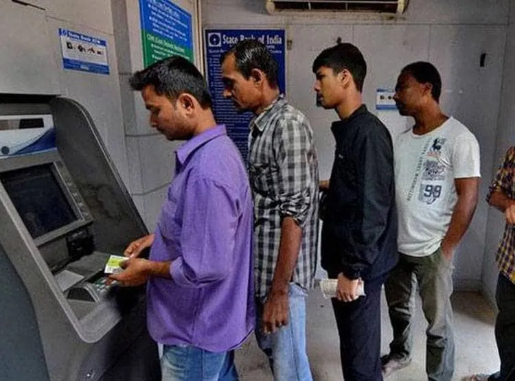 ATM से जुड़े नियम में होगा बदलाव, शॉपिंग के लिए बैंक जारी करेंगे नया कार्ड