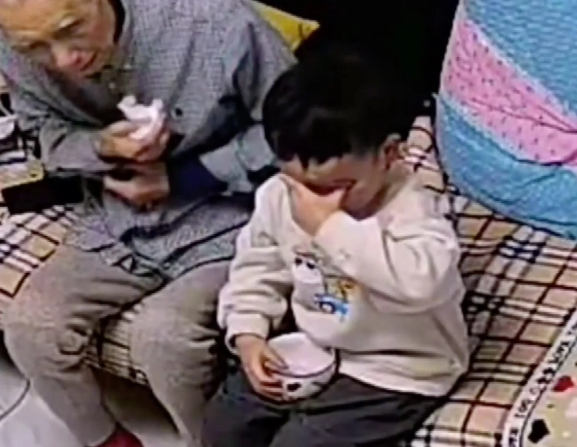 The little boy wept when he realised his grandfather would die long before he grew up, but later cheered up as the pair discussed other subjects in the video. Photo: Baidu