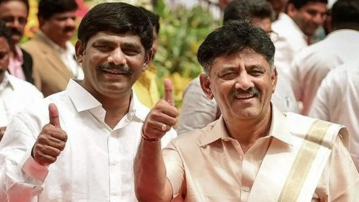 डीके शिवकुमार और उनके सांसद भाई डीके सुरेश (फाइल फोटो)