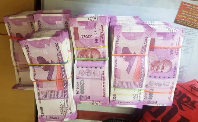 बैग में 7 लाख रुपये देख चोर को खुशी के मारे आ गया हार्ट अटैक, अस्पताल पहुंचा तो पीछे से आ गई पुलिस