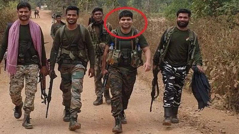
<p>हमले में घायल एक बहादुर सिपाही ने बताया कि नक्सलियों ने घात लगाकर फायरिंग की थी। घायल सिपाहियों को घेरे में लेकर नक्सलियों को जवाब देने लगे। दीपक हैवी फायरिंग करके नक्सलियों को पीछे धकेल रहे थे, ताकि वहां से निकला जा सके। वे 4-5 जवानों को वहां से सुरक्षित निकाल चुके थे, तभी IED ब्लास्ट की चपेट में आ गए और शहीद हो गए।</p></p>
<p>