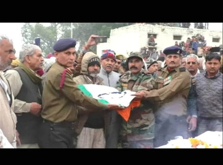 बर्थडे पर शहीद हुआ आर्मी का जवान, नवव‍िवाह‍िता ने च‍िता पर दी व‍िदाई
