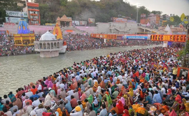 Somvati Amavasya 2021: Lakhs Of Devotees Take Holy Dip In The Ganga At Haridwar Kumbh Amid Covid. Video Here