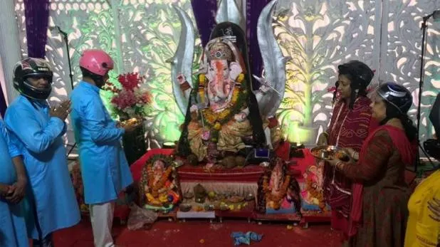 à¤¬à¤ªà¥à¤ªà¤¾ à¤à¥ à¤¦à¤°à¤¬à¤¾à¤° à¤®à¥à¤ à¤¹à¥à¤²à¤®à¥à¤ à¤ªà¤¹à¤¨à¤à¤° à¤ªà¤¹à¥à¤à¤à¥ à¤­à¤à¥à¤¤ (à¤«à¥à¤à¥-à¤à¥à¤ªà¥)