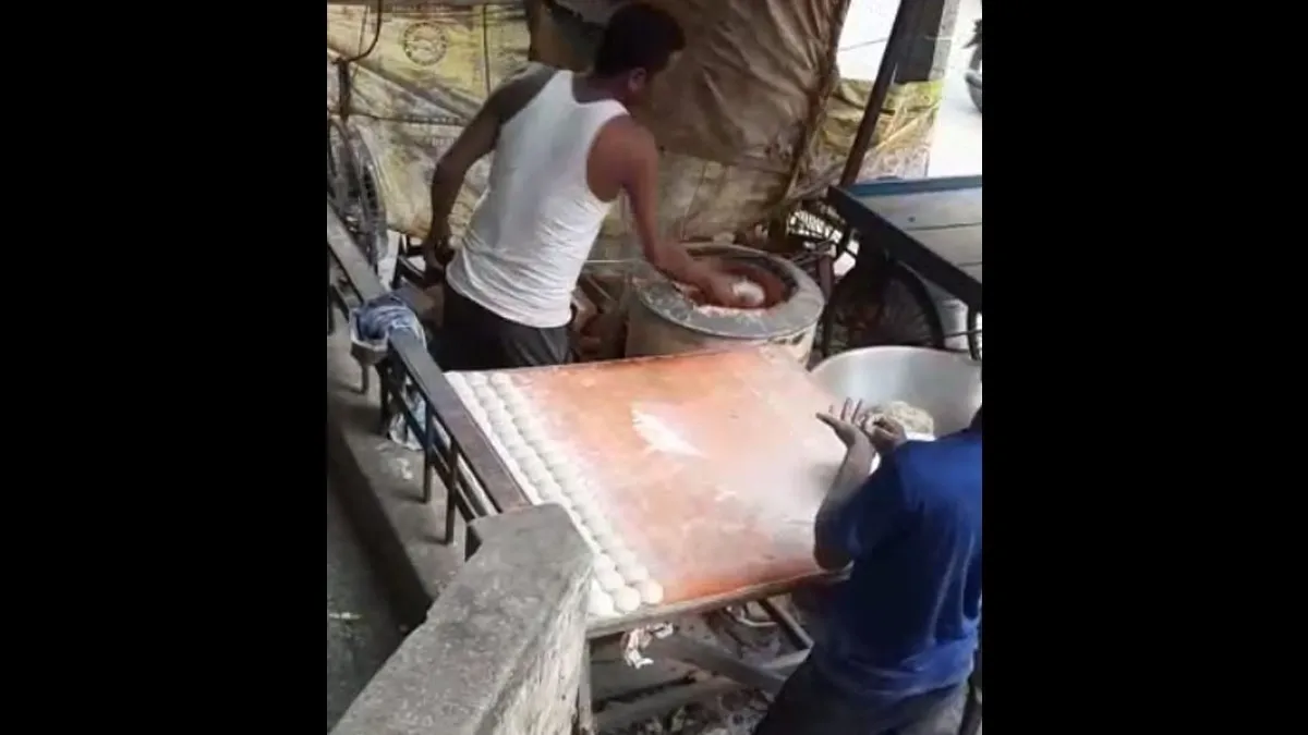 तंदूरी रोटी पर थूक लगाता शख्स (फोटो- वायरल वीडियो ग्रैब)
