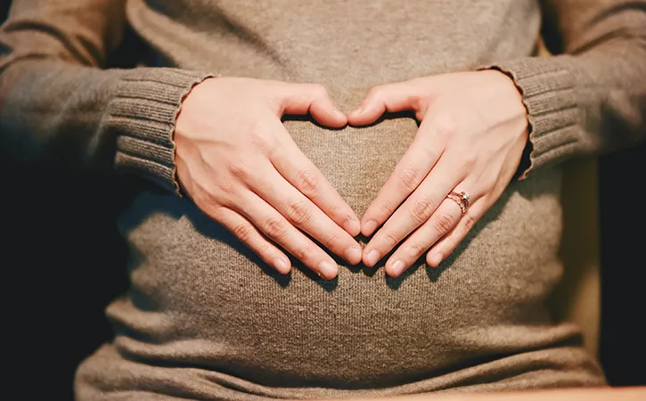 Woman Delivers Baby On Road