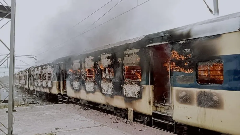बिहार के कुल्हड़िया स्टेशन पर प्रदर्शनकारियों ने विरोध प्रदर्शन किया.