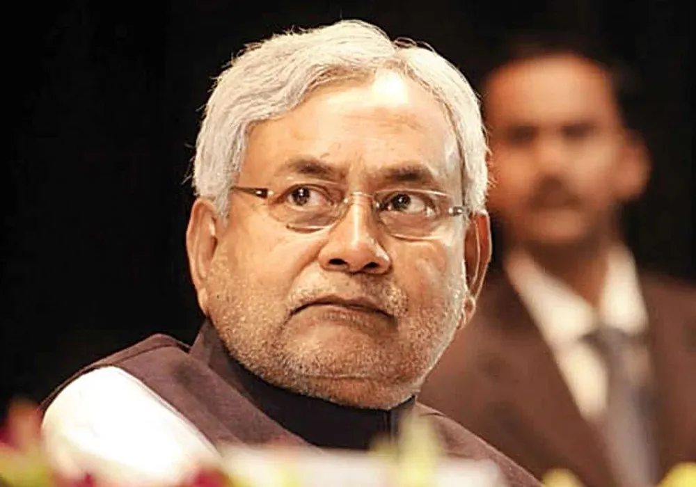 Stone Pelting On Cm Nitish Kumar At Harlakhi Rally