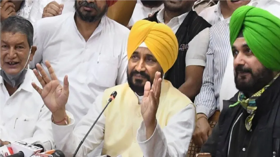 चरणजीत सिंह चन्नी व नवजोत सिंह सिद्धू. (फाइल फोटो)