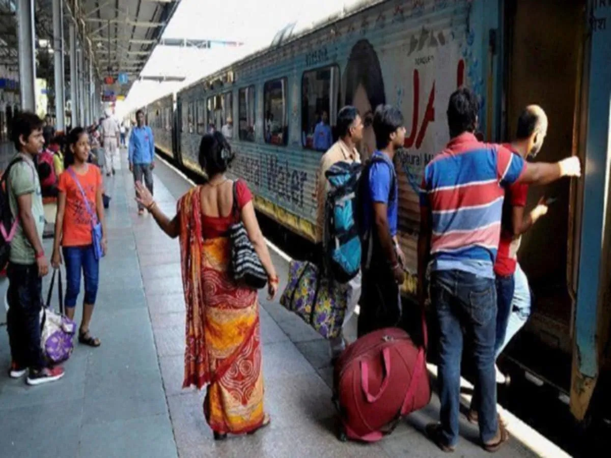 Indian Railways to starts reservation ticket booking facility in post office check details - Business News India - रेलयात्रियों के लिए बड़ी खुशखबरी! अब पोस्ट ऑफिस से भी ले सकेंगे रेल टिकट