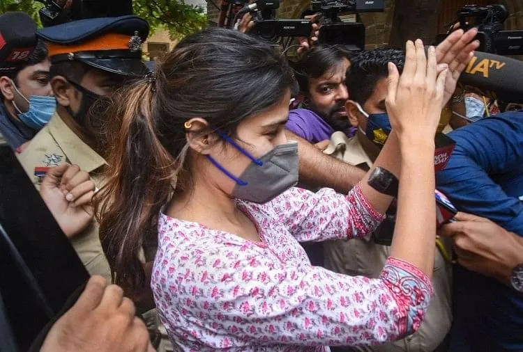Sushant Singh Rajput Ssr Case News: Rhea Chakraborty Judicial Custody End  Today In Drug Connection Case - Sushant Singh Case: रिया चक्रवर्ती की  न्यायिक हिरासत छह अक्तूबर तक बढ़ी, अब हाईकोर्ट में
