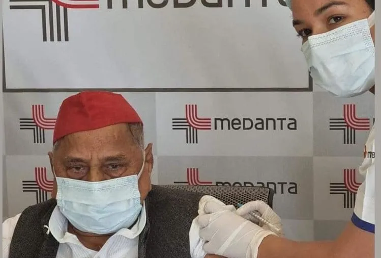 कोरोना का टीका लगवाते मुलायम सिंह यादव।