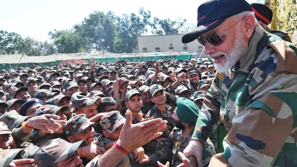 PM मोदी ने 2019 की दिवाली राजौरी में जवानों के साथ मनाई थी (फोटो-ट्विटर)