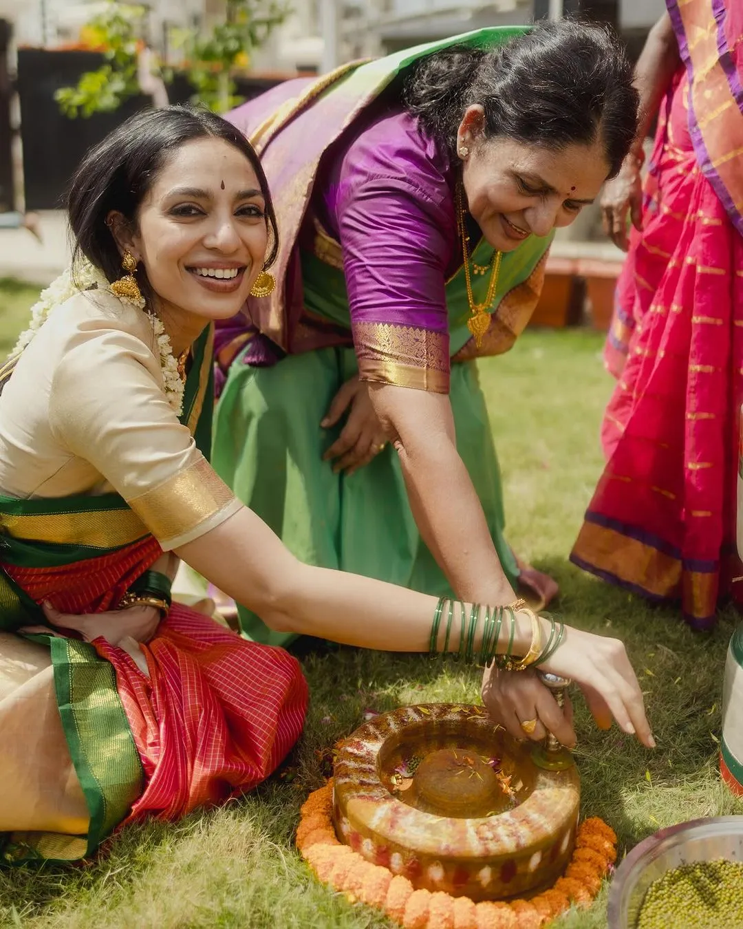 शोभिता इन फोटोज में ट्रेडिशनल लुक में दिखाई दी. उन्होंने इसके कैप्शन में लिखा, 