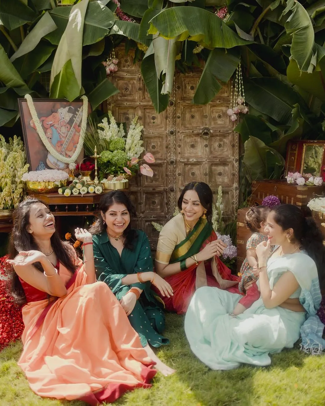 दरअसल शोभिता धुलिपाला ने हाल ही में अपने इंस्टाग्राम अकाउंट पर कुछ फोटोज शेयर की हैं. इन में एक्ट्रेस अपनी शादी की रस्में निभाती हुई नजर आई.
