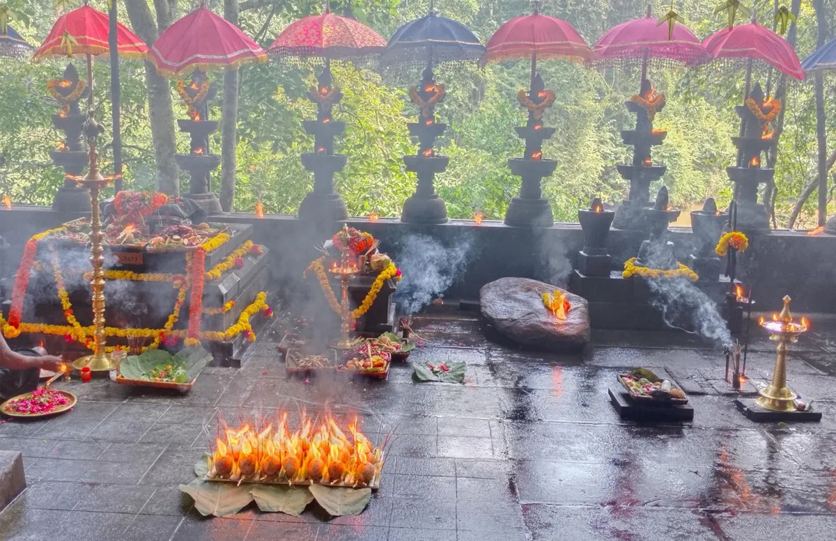 kalleli oorali mooppan kavu pooja