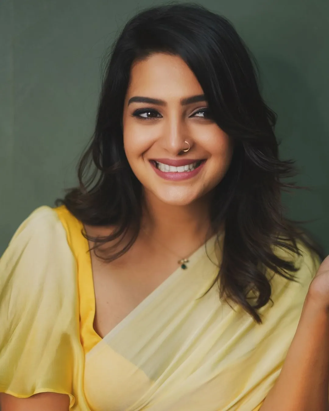 divya-pillai-gorgeous-look-in-yellow-saree-mollywood-actress-gets-more-fans-over-social-media_170867293810