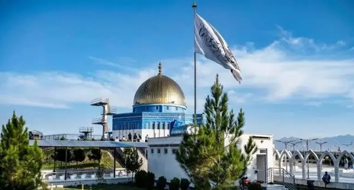 taliban flag on buildings