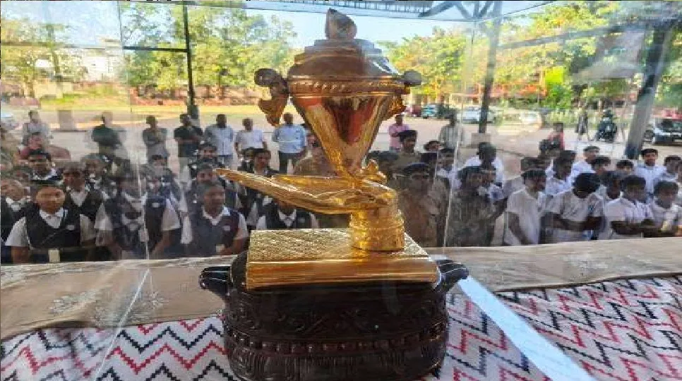 golden cup Untitledmuk