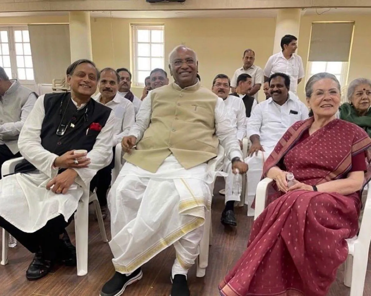 sasi tharoor gharge soniya gandhi