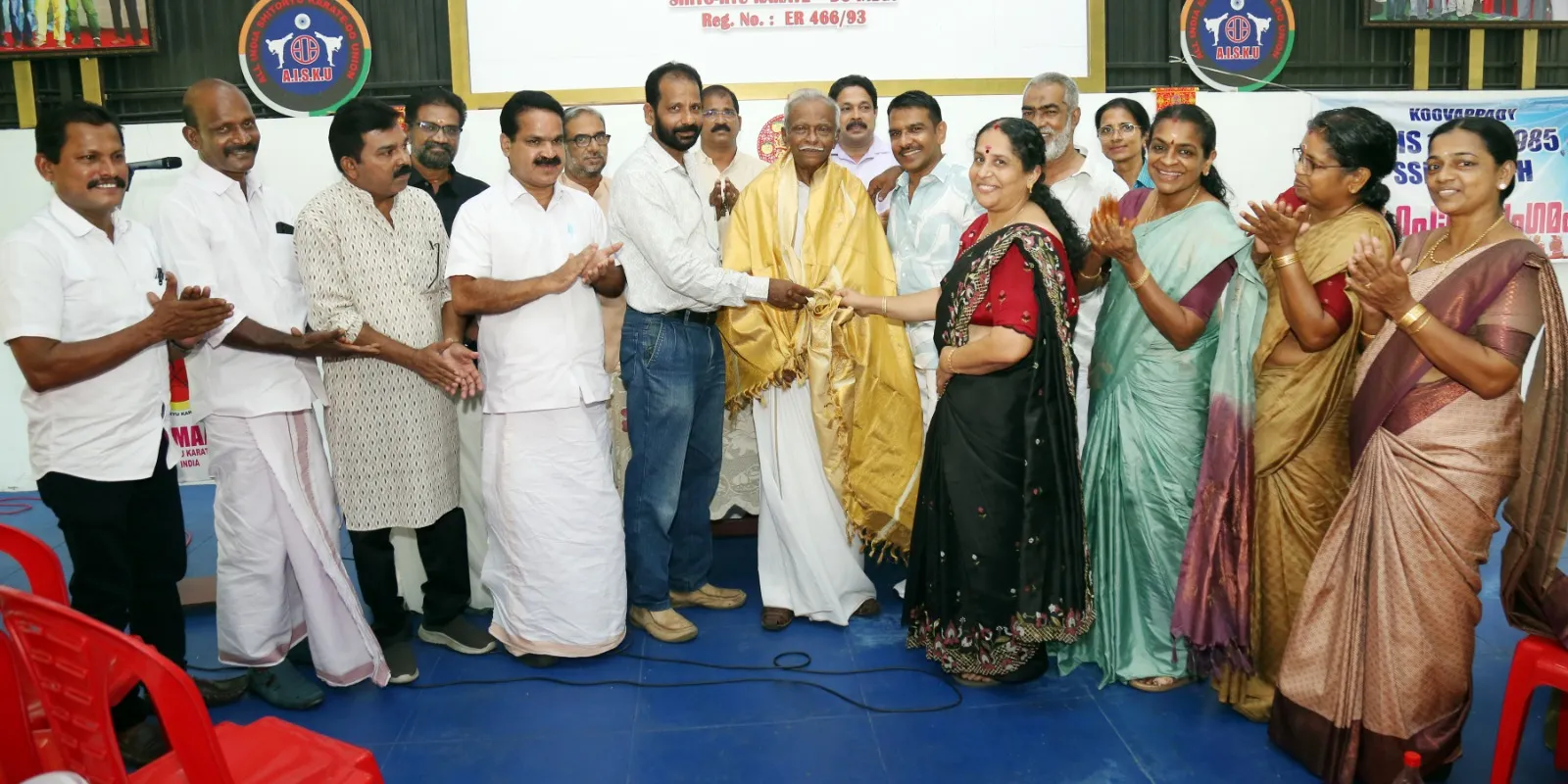 ഹെഡ്മാസ്റ്റർ സി.ടി. പൈലിയെ പൊന്നാടയണിയിച്ചാദരിയ്ക്കുന്നു