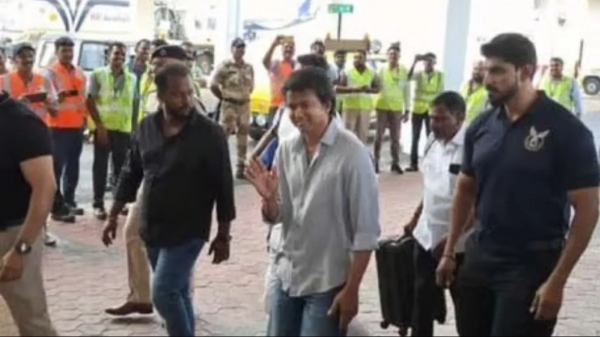 ദളപതി വിജയ് തിരുവനന്തപുരത്ത്! ഗംഭീര സ്വീകരണം, ആവേശത്തോടെ ആയിരങ്ങൾ - actor  Vijay in Thiruvananthapuram for venkat prabhu movie shoot mhm - Malayalam  News