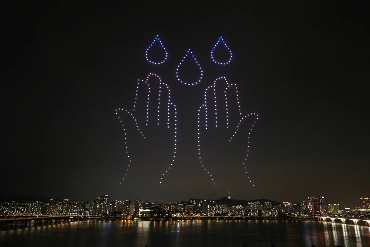 They also shuffled to form two hands and water droplets against the night sky. <South Korea's Ministry of Land, Infrastructure and Transport/Handout via Reuters>