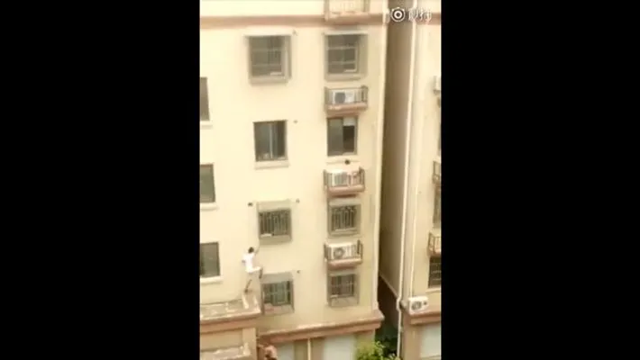 Two Men climbed Building In China To Rescue a Child