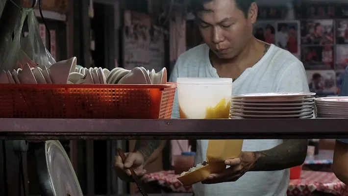 old gangster serve noodles for the needy