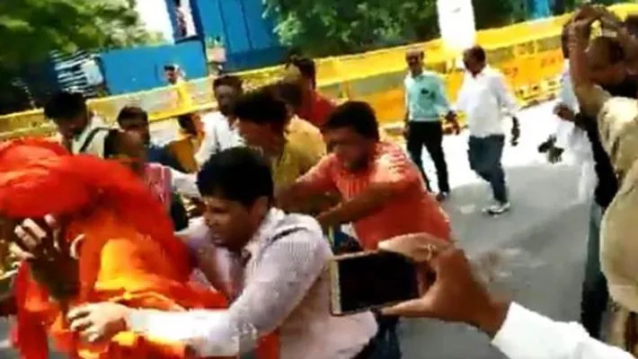 Swami Agnivesh assaulted on way to pay homage to Atal Bihari Vajpayee in New Delhi