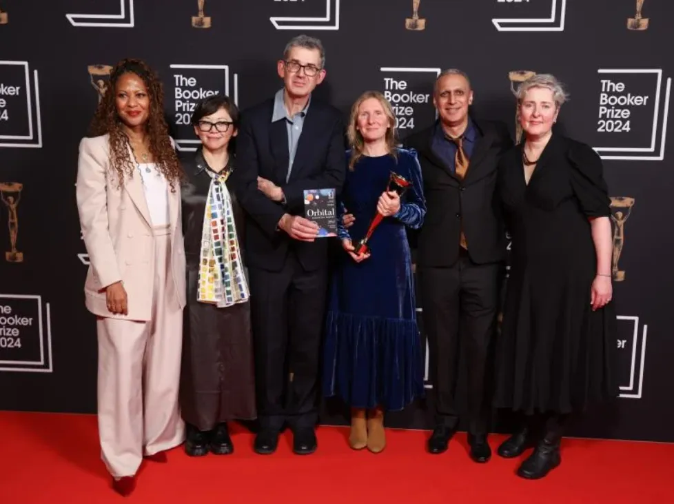 Samantha Harvey, centre, with Booker Prize 2024 judges Sara Collins, Yiyun Li, Edmund de Waal, Nitin Sawhney and Justine Jordan © David Parry for the Booker Prize Foundation