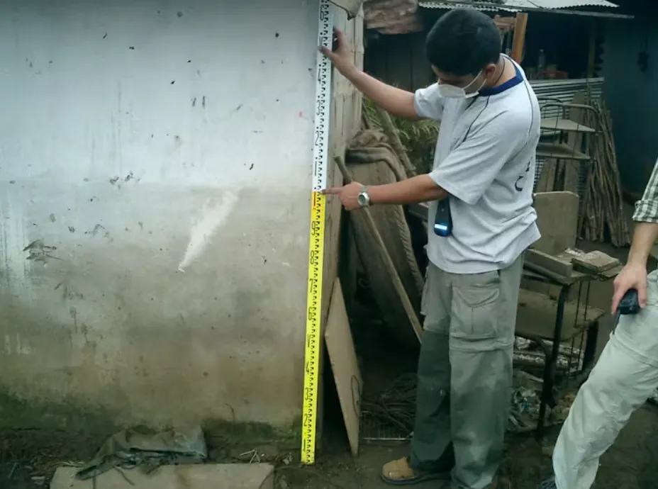 Measuring inundation depth at a house damaged by the 2004 tsunami, during the authors’ field survey in Polhena, Sri Lanka. Ravindra Jayaratne