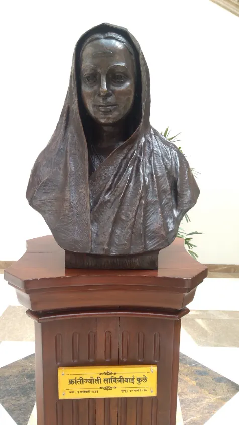 savitribai phule statue