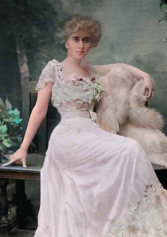 Natalie Barney – Alice Hughes (1899) Public domain, via Wikimedia Commons