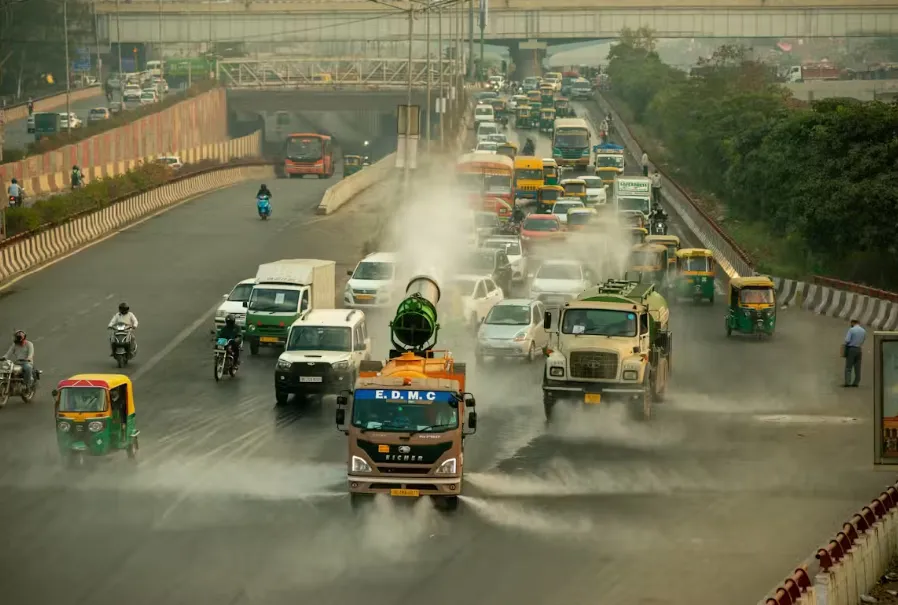 n anti-smog gun in Delhi sprays water to suppress dust and reduce air pollution. PradeepGaurs / shutterstock