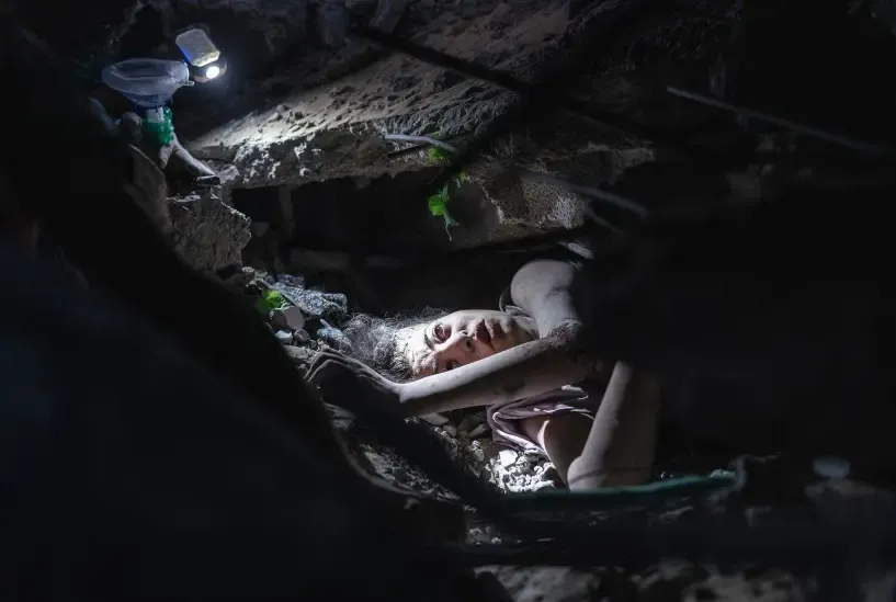 girl under debris in palestine