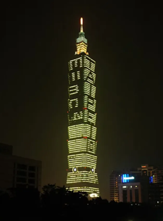 A not-so-distant cousin of Noether's theorem: the famous equation E = mc², here on the Taipei 101 skyscraper, in honor of the year of physics 2005. SElefant/Wikimedia , CC BY-SA