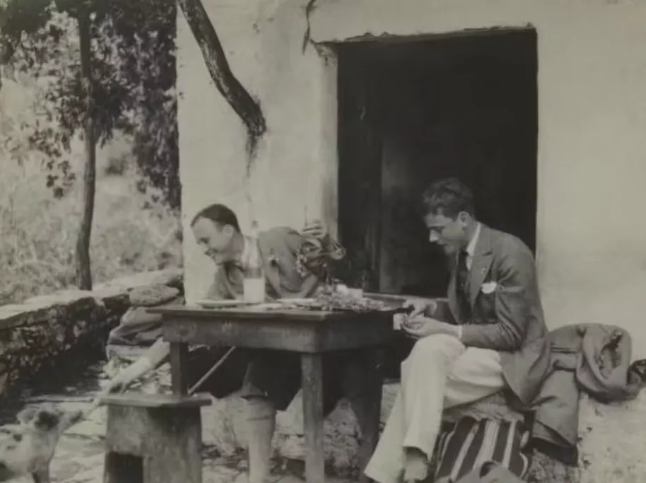 Travel journalist Robert Byron (left) and his friend Desmond Parsons in China (1937). Wiki Commons